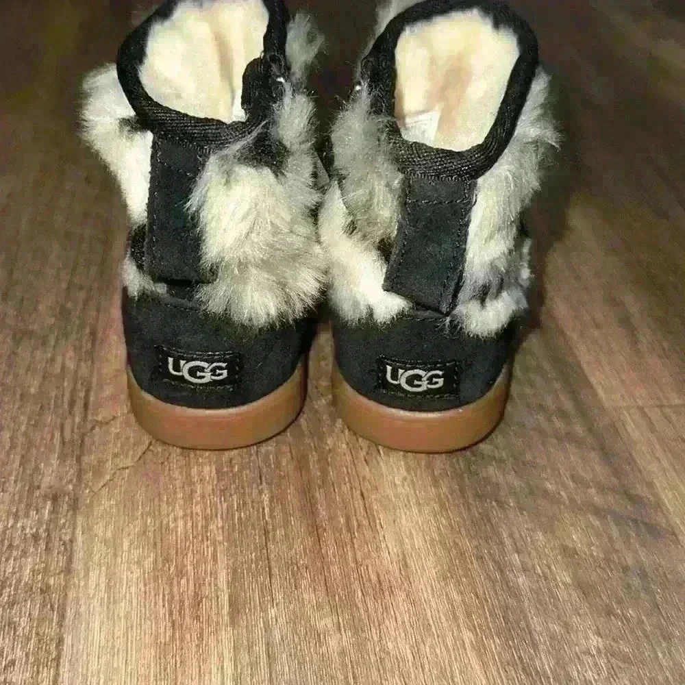 Kids Panda Stuffie Black‎ & White Faux Fur UGG Boots size 7